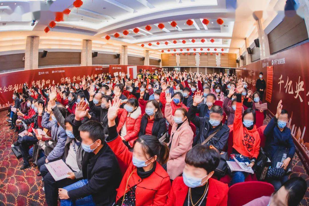 球场上掀起紧张气氛，观众席热闹非凡的简单介绍