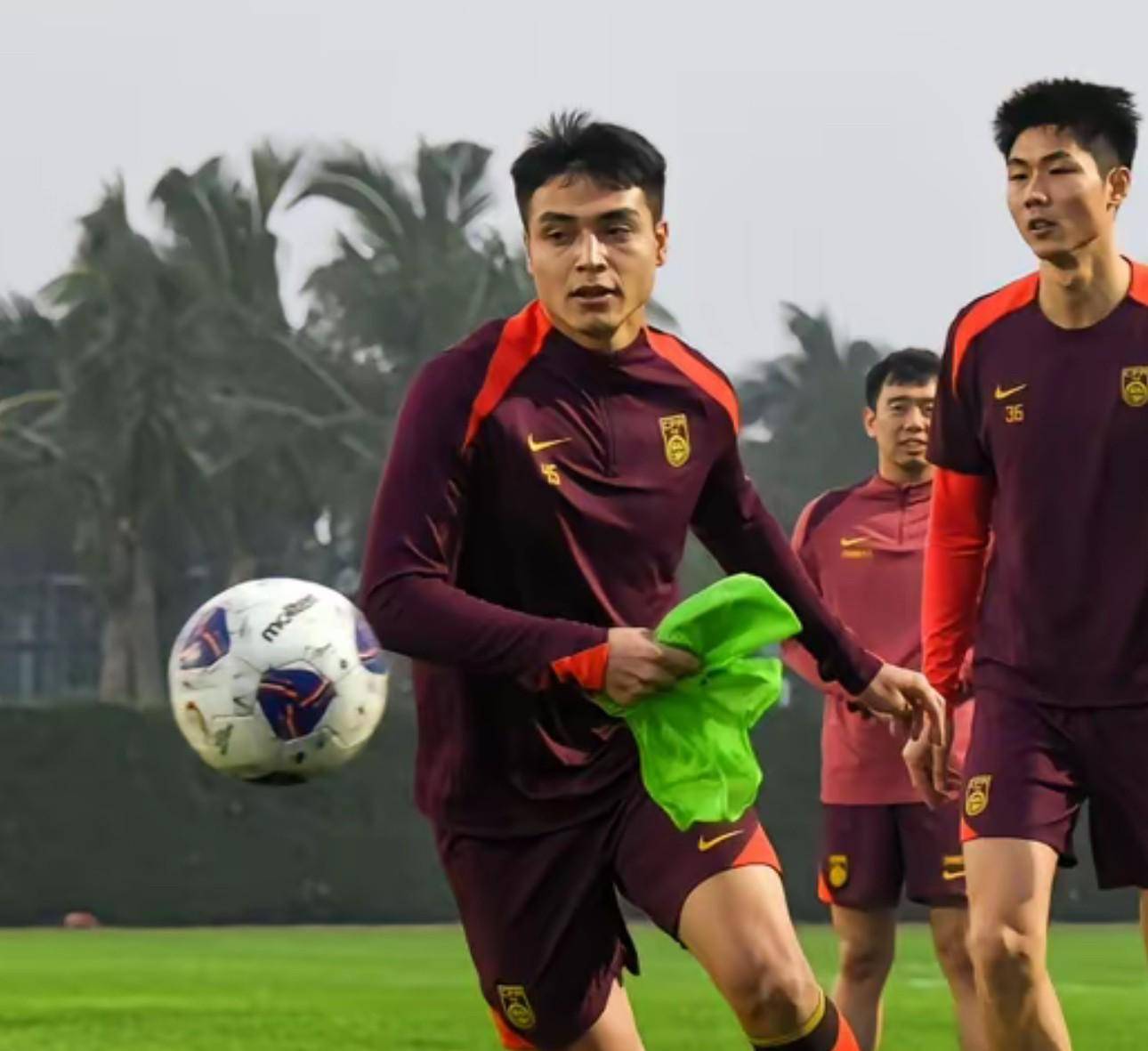 包含突发！国足东亚杯23人基本确定，久尔杰维奇临时带队，韦世豪无缘的词条