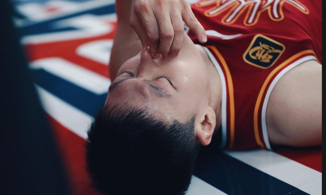 包含FIBA分享三篮世界杯瞬间：梦碎主场，他的泪水中夹杂着复杂情绪的词条