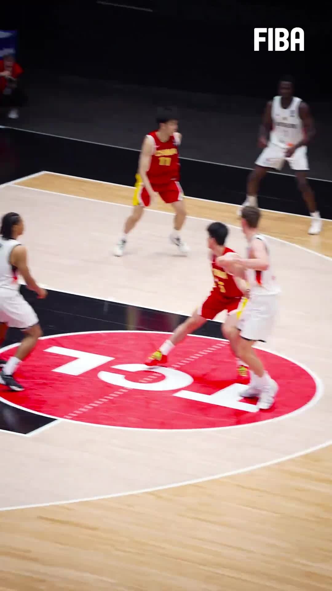 包含FIBA分享三篮世界杯瞬间：梦碎主场，他的泪水中夹杂着复杂情绪的词条